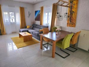 BalveSauerlandluft的客厅配有桌子和沙发