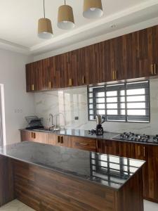 科托努Coin de luxe的厨房配有木制橱柜和台面