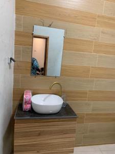 科托努Coin de luxe的浴室设有白色水槽和镜子