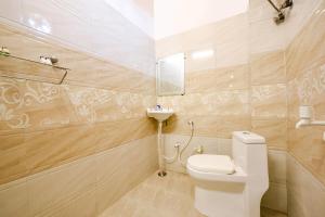 加济阿巴德FabHotel Capital Inn的一间带卫生间和水槽的浴室