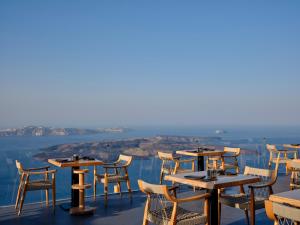 易莫洛林Stella Rocca A Mare的一间设有桌椅的景观餐厅