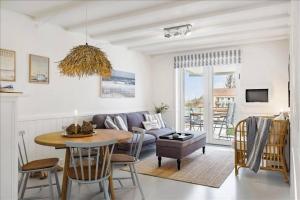 海尔斯Holiday Apartment With Ocean View的客厅配有桌子和沙发