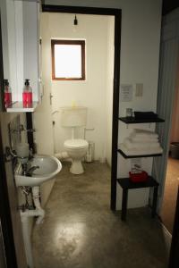 斯瓦科普蒙德The Residence at Villa Wiese的浴室配有白色卫生间和盥洗盆。