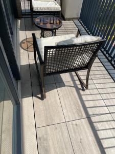达格纳姆Upper executive apartment的阳台配有长凳和桌子