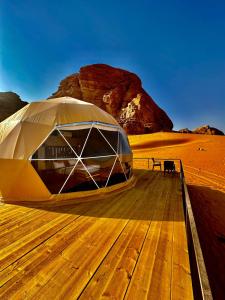 瓦迪拉姆Shaheen Camp Wadi rum的沙漠木甲板上的帐篷