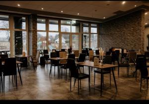 圣安德鲁斯Beautiful 3-Bed Lodge in St Andrews的用餐室设有桌椅和窗户。