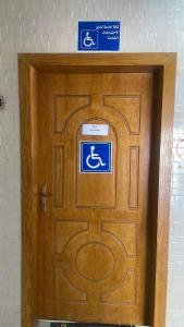 拉夫哈فواصل الشمال للشقق المخدومة的木门上挂着残疾人标志