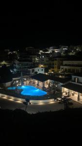 圣特雷莎加卢拉科拉拉洛酒店的享有泳池的夜间美景,配有灯光