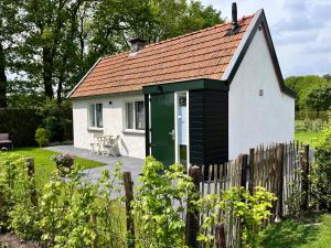 哈尔德伦De Egelburcht的一座带绿门的小白色房子
