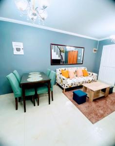 塔比拉兰Charming Duplex Apartment的客厅配有沙发和桌子