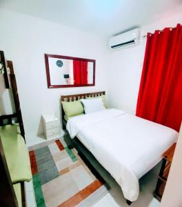 塔比拉兰Charming Duplex Apartment的一间卧室设有两张床和红色窗帘