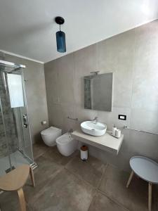 阿格里真托La casa di Pippo Flora的一间带水槽、淋浴和卫生间的浴室