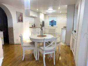 比尔什托纳斯Dale's House in Birstonas的厨房里设有白色的餐桌和椅子
