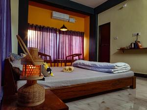 菩提伽耶Hostel Osara的一间卧室配有一张带桌子和窗户的床