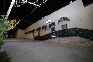 撒马尔罕Al Hilal Hostel的一座有灯光的舞台的建筑