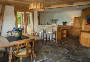 图恩Lakeside Chalet with Panorama View的一个带木桌和椅子的大厨房