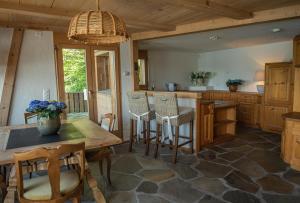 图恩Lakeside Chalet with Panorama View的一间厨房,里面配有桌椅