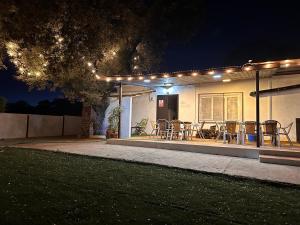 圣奥拉利亚德尔卡拉Casa Rural Quejigo con piscina的房屋设有带椅子和灯的庭院