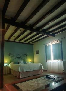 坎德拉里奥El Jardín del Laurel的一间卧室设有一张大床和一个窗户。