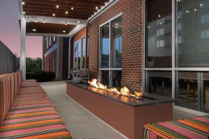 诺克斯维尔Newly Renovated - Home2 Suites by Hilton Knoxville West的大楼一侧的壁炉
