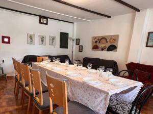 圣奥拉利亚德尔卡拉Casa Rural Quejigo con piscina的一间带长桌和椅子的用餐室