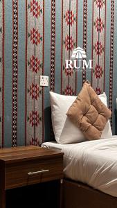 瓦迪拉姆Rum desert magic的一间卧室配有一张红色和白色壁纸的床