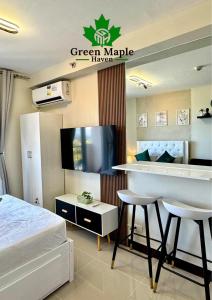 Lapu Lapu CityGreen Maple Haven - Saekyung Village 1 Phase 3, Marigondon Lapulapu City的酒店客房带绿色枫叶酒馆标志