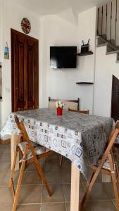 内比达Villetta bordo piscina vista mare Wi-Fi Gratis的一张桌子,上面有桌布