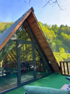 贾马里海姆森Zamane evleri的一间设有滑动玻璃门和屋顶的小屋