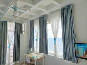 希俄斯海滨一室公寓和公寓的客房设有海景大窗户。