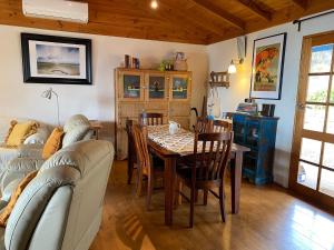 潘尼萧Sheoak Lodge的客厅配有桌椅和沙发