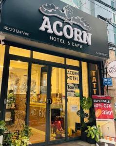 胡志明市Acorn Saigon Hotel - Bui Vien的前面有标牌的商店