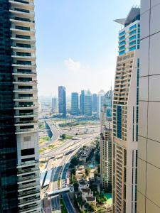 迪拜Luxury Modern ONE bedroom apartment at Dubai Marina - Marina pinnacle tower的城市高楼和高速公路的景色
