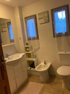 帕特里莫尼奥casa di Rosa的白色的浴室设有水槽和卫生间。