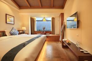 桂林桂林城外有闲逸墅美宿的一间卧室设有一张大床和一个窗户。