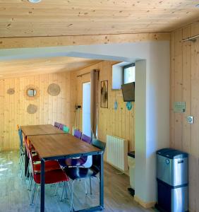 圣阿弗里克La Petite Auberge Insolite的一间带木桌和椅子的用餐室