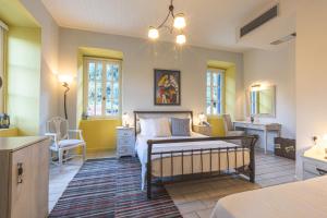 卡塔科隆阿尔索撒酒店的一间卧室配有一张床、一张桌子和一把椅子