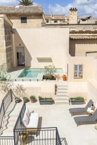 波雷雷斯Atrium Suites Mallorca的一座带游泳池的户外庭院,位于一座建筑中
