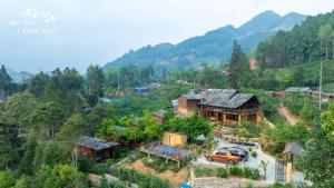 北河县Bac Ha Charm Stay的享有山脉小村庄的空中景致