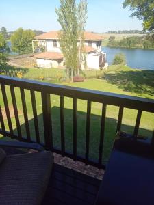 范德拜尔帕克Emufuleni river logde的享有湖泊和房屋景致的阳台