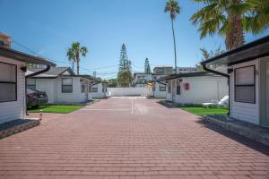 圣徒皮特海滩C6-Manatee的一个带房屋和棕榈树的砖砌停车场