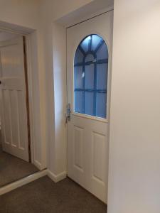 惠灵顿Charming 1 bedroom self-contained flat.的一间空房间,有一扇带窗户的白色门