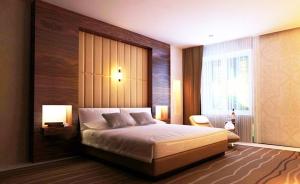 ArnavutköyPrime Airport Hotels With Free Shuttle Service的一间卧室设有一张大床和一个窗户。