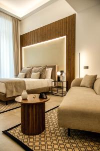 那不勒斯MAMALU - Studios and Suites的酒店客房设有两张床和一张桌子。
