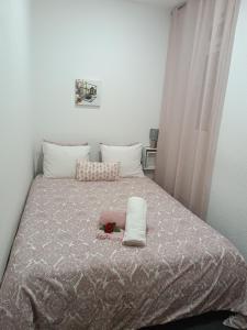 里斯本甜屋公寓的一间卧室,配有一张带鲜花的床