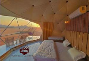 瓦迪拉姆RUM EiLEEN LUXURY CAMP的一间卧室设有帐篷,享有沙漠美景