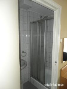 吕伐登安克尔酒店的带淋浴和盥洗盆的浴室
