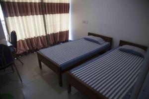 康提611旅馆的带窗户的客房内设有两张单人床。