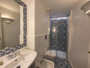 阿特拉尼Vicolo 23 House的浴室配有卫生间、盥洗盆和淋浴。