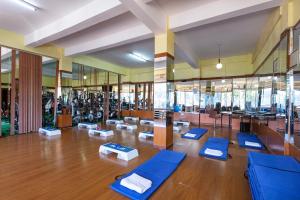 MurangʼaHOTEL NOKRAS (K) LIMITED的一间健身房,里面设有蓝色瑜伽垫